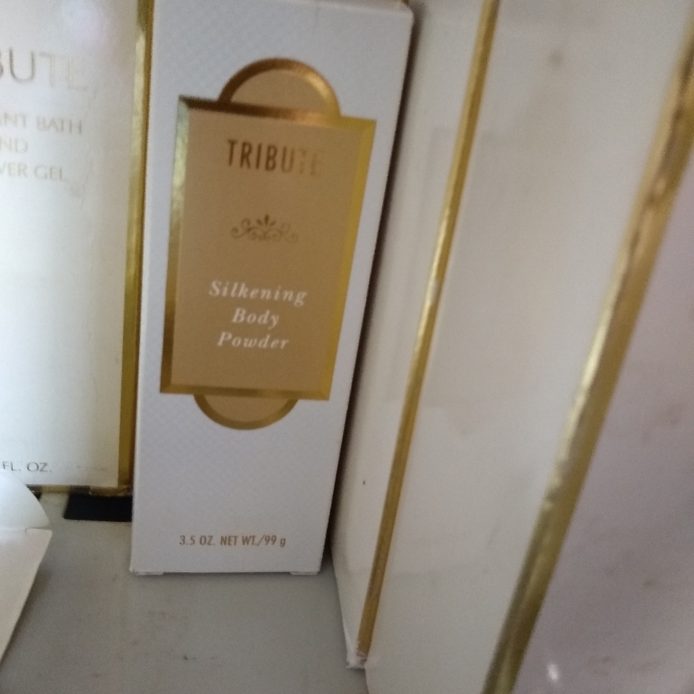 Mary Kay TRIBUTE SILKENING BODY POWDER